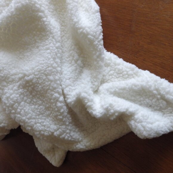 Mon Lapin Baby Blanket/ White Ribbed Plush/ Unisex / Reversible/ 39" X 30" - Picture 7 of 7